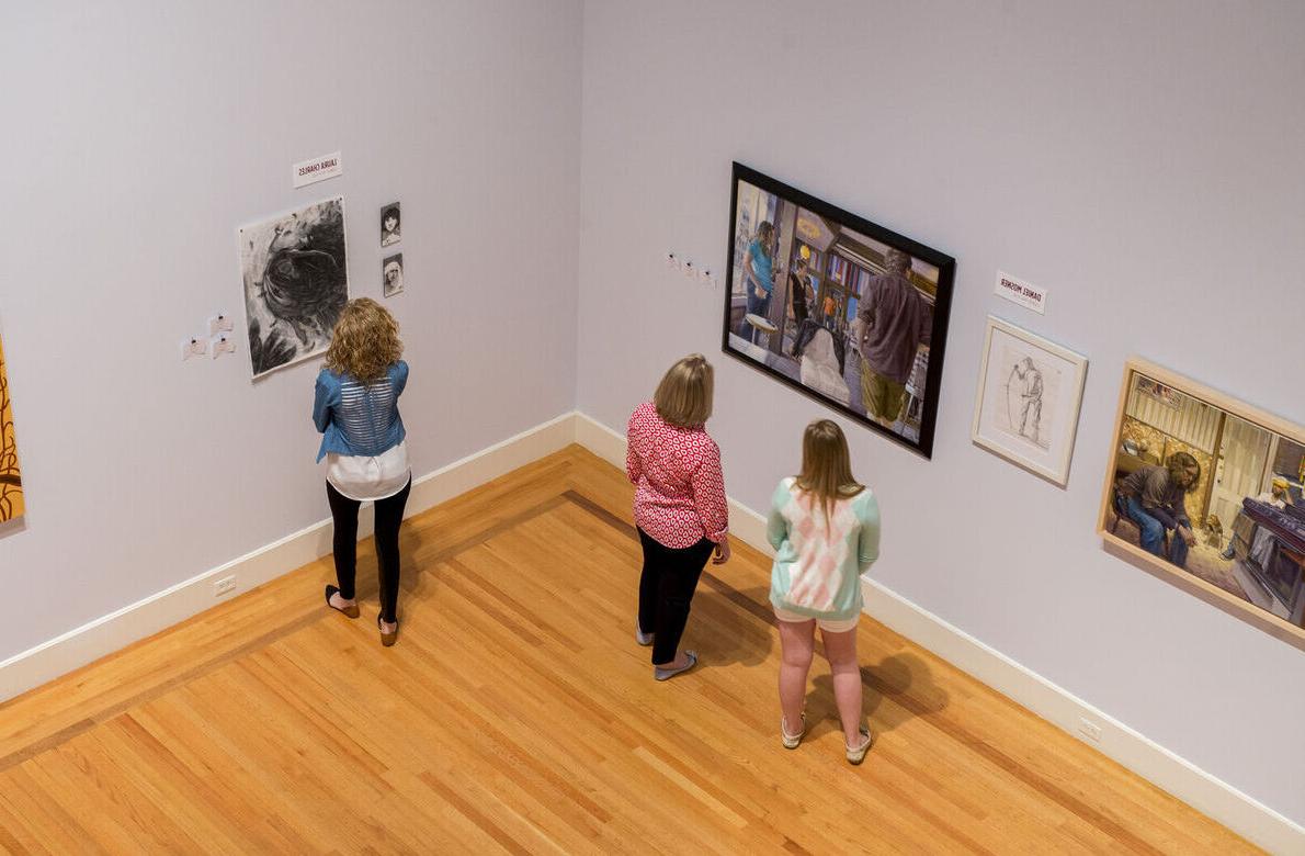 游客在阿诺艺术博物馆欣赏墙上的艺术品